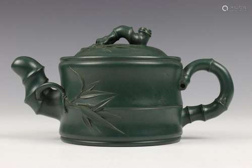 China, groene Yixing aardewerk theepot en deksel, …