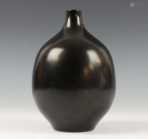 Japan, bronzen fles met zwart 'black pearl' patina…