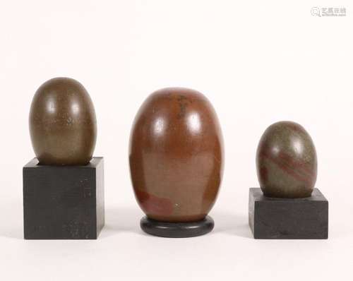 India, drie door de natuur gevormde Shiva lingamsh…