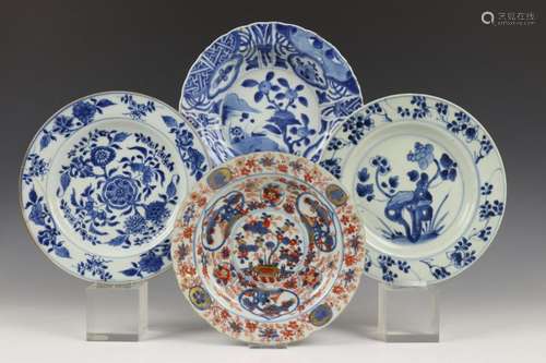 China, drie blauw wit en een Imari porseleinen bor…