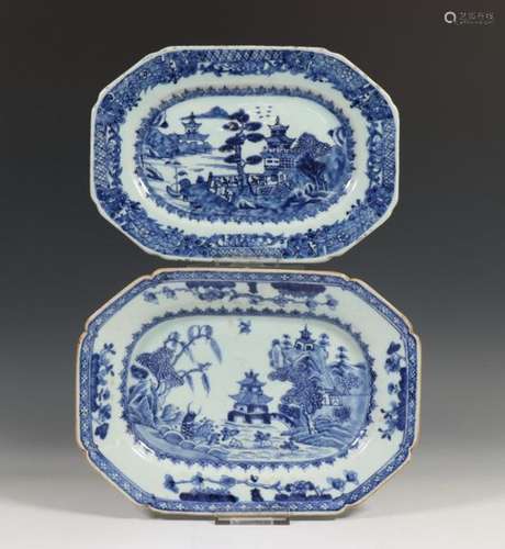 China, twee blauw wit porseleinen dienschalen, Qia…