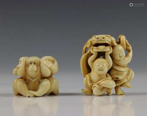 Japan, twee ivoren netsuke, 19e eeuw,één in de vor…