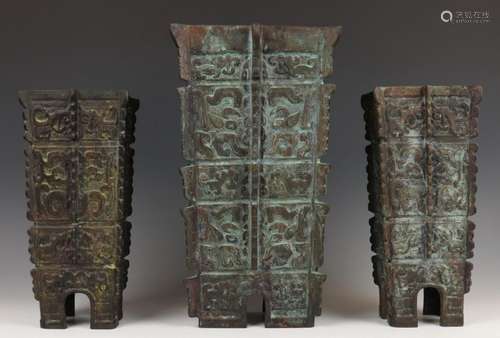 China, drie kantige bronzen vazen met archaische m…