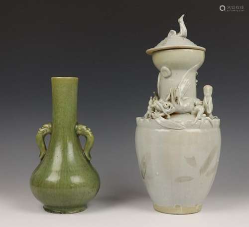 China, celadon vaas en urnvaas in Sung stijl (knop…