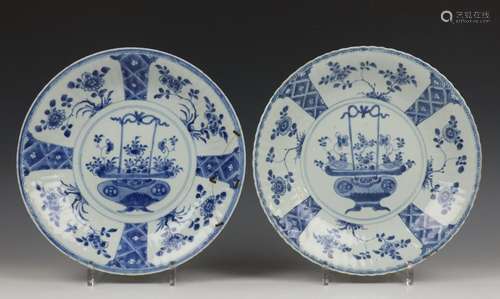 China, paar blauw wit porseleinen borden, Kangxi,m…