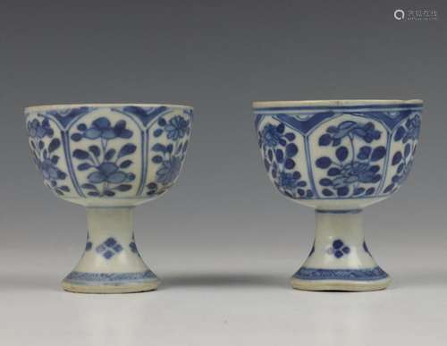 China, paar blauw wit porseleinen stemcups, 18e ee…