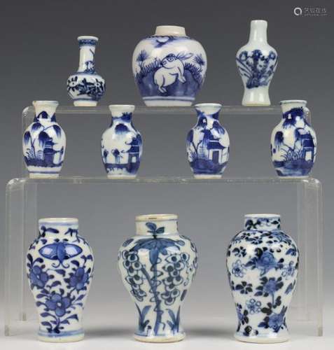 China, tien blauw wit porseleinen miniatuur vaasje…