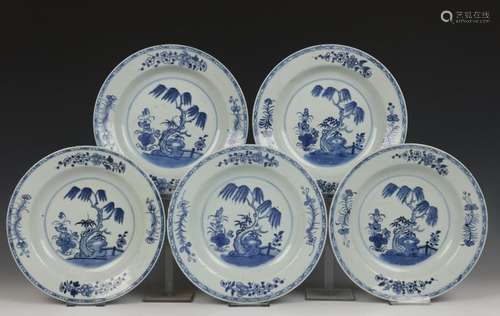 China, serie van vijf blauw wit porseleinen borden…