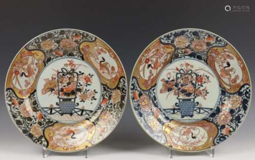 Japan, paar Imari schotels, Edo periode,met decor …