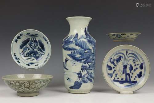 China, blauw wit porseleinen vaas en vier kommen, …