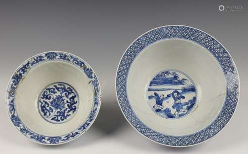 China, twee blauw witte porseleinen kommen, Kangxi…