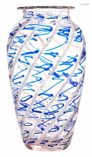 Vase mit Spiralen und blauem Fadendekor