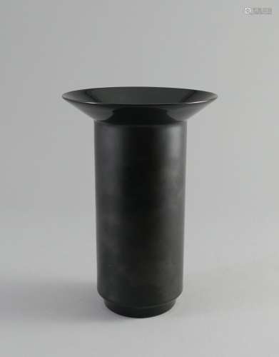 Schwarze Vase.