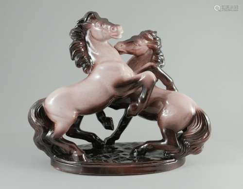 Große Figurine mit zwei Pferden.