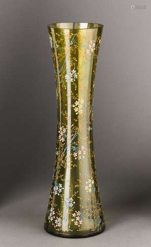 Hohe taillierte Vase.