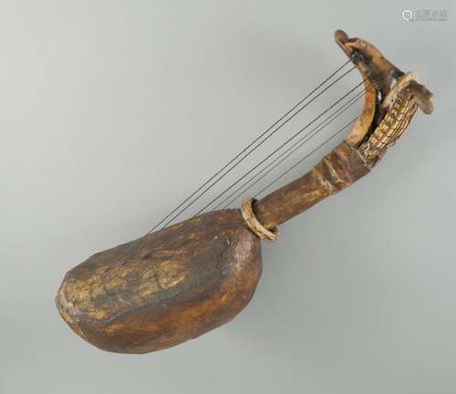 Afrikanisches Saiteninstrument.