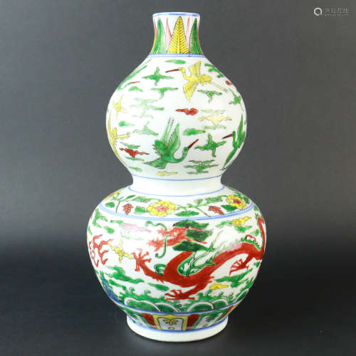 A Multicolored Dragon Pattern Porcelain Gourd-shaped Vase