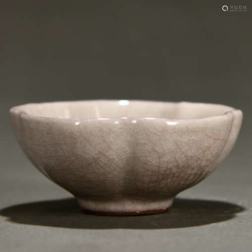 A Longquan Kiln Flower Shaped Porcelain Cup
