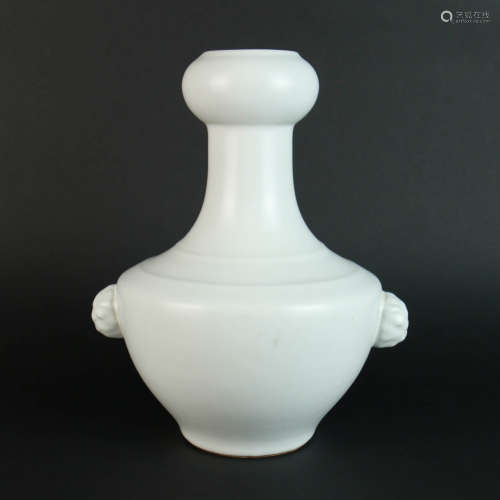 A White Glazed Garlic-head-shaped Porcelain Vase