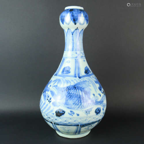 A Blue and White Fish and Seaweed Porcelain Garlic-head-shaped Vase