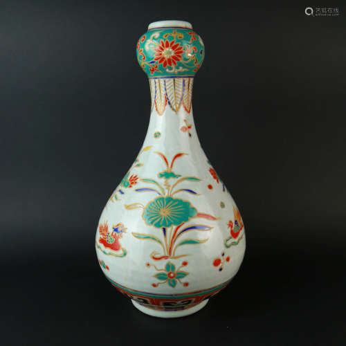 A Multicolored Garlic-head-shaped Porcelain Vase