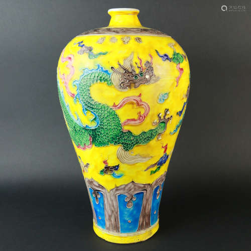 A Dragon Pattern Porcelain Plum Vase
