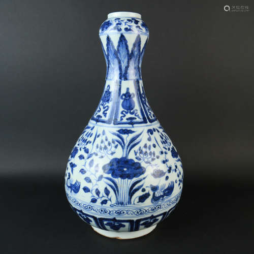 A Blue and White Porcelain Garlic-head-shaped Vase