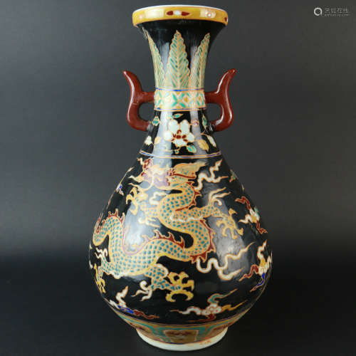 A Multicolored Dragon Pattern Porcelain Vase