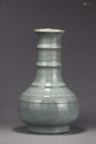 CHINESE GUAN-TYPE LONG NECK VASE