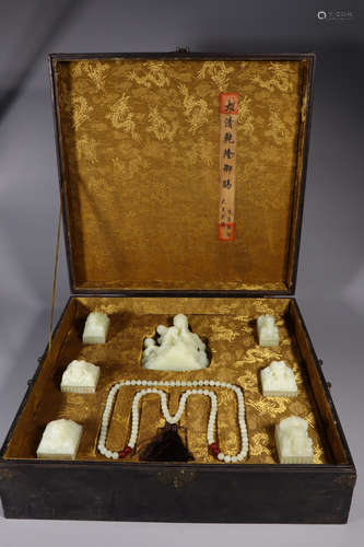 SET OF CHINESE CARVED HETIAN JADE ORNAMENT