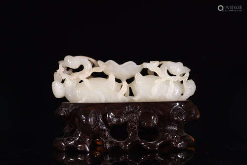 CHINESE CARVED HETIAN JADE ORNAMENT