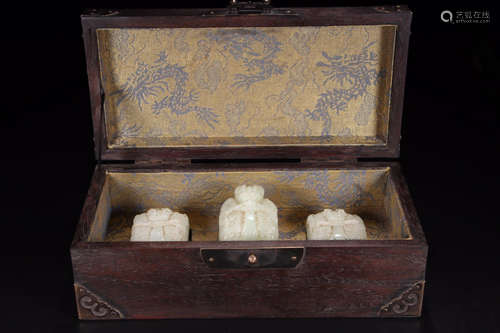 SET OF CHINESE CARVED HETIAN JADE ORNAMENT