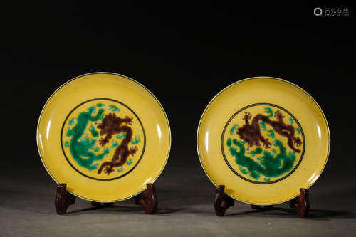 DAOGUANG MARK, PAIR OF CHINESE TRI-COLORED DRAGON PLATE