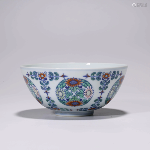 A DOUCAI FLOWER PATTERN BOWL