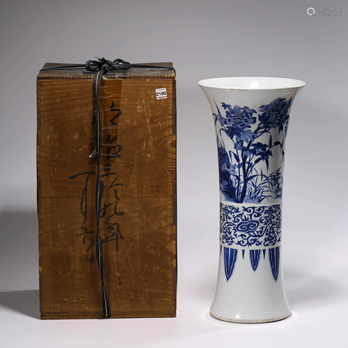 A BLUE & WHITE VASE & BOX WITH LINGZ…