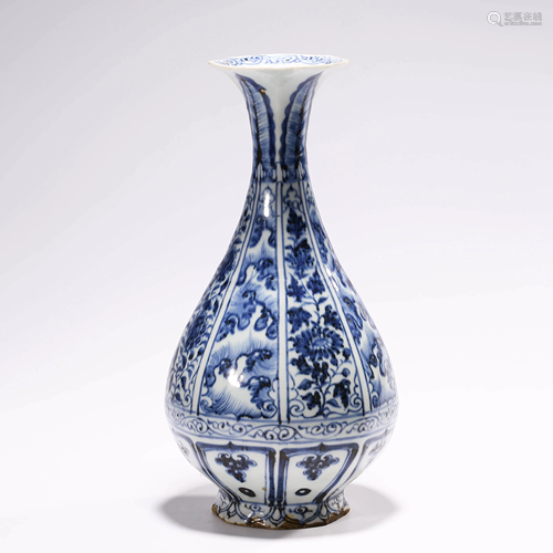 A BLUE & WHITE INTERLOCK BRANCH VASE