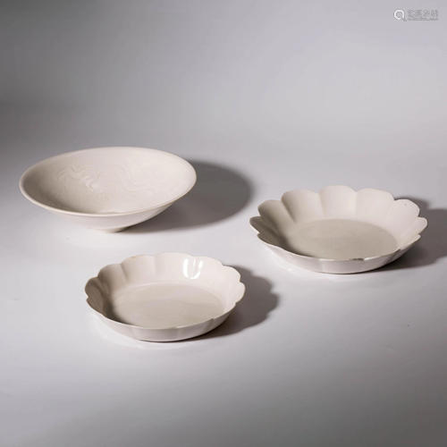 A SET OF WHITE GLAZED PORCELAIN PLATES