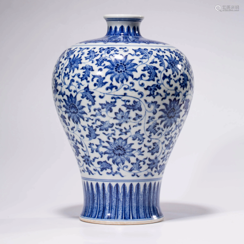 A BLUE & WHITE WRAPPED FLORAL VASE