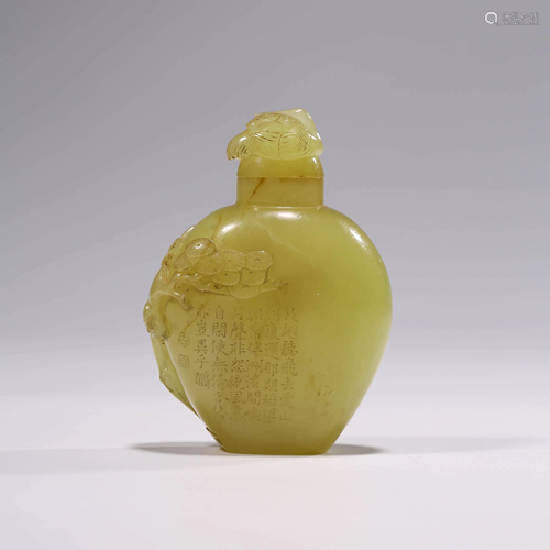 A YELLOW JADE SNUFF BOTTLE WITH A P…