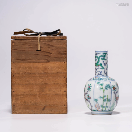 A DOUCAI LOBED VASE WITH YONG ZHEN…
