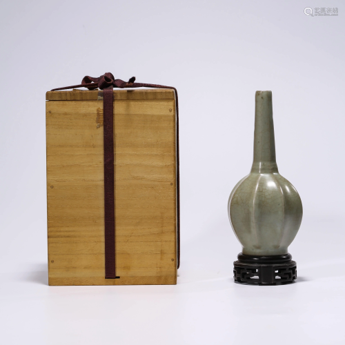 RU KILN CELADON LOBED VASE ON WOODE…