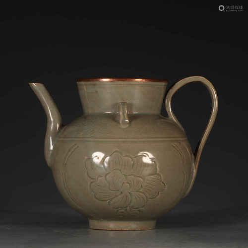 A Yue Kiln Floral Carved Porcelain Pot