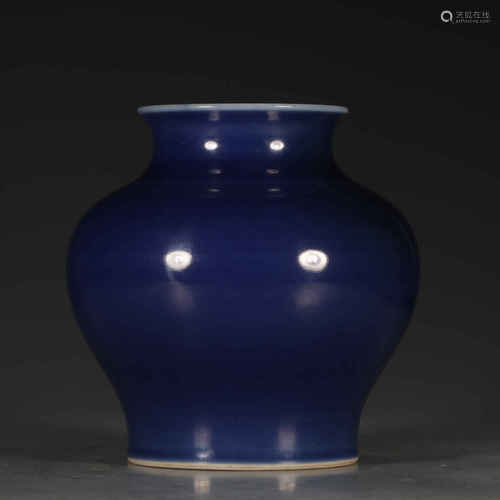 An Altar Blue Glaze Porcelain Jar