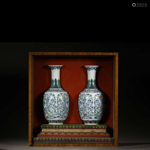 A Pair of Clashingcolor Twining Flowers Pattern Porcelain Vase