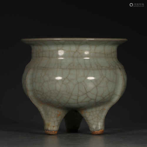 A Chinese Official Kiln Porcelain Three-legged Incense Burner