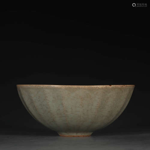 A Longquan Official Kiln Porcelain Lotus Petal Pattern Bowl