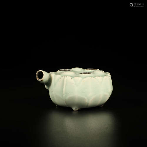 A Pea Green Glaze Porcelain Lotus Seedpod-shaped Water Dropper