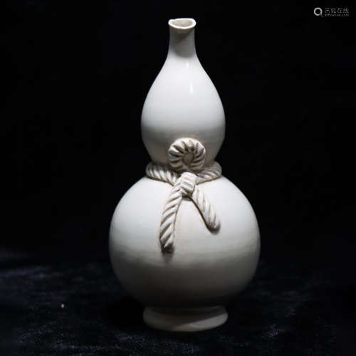 A Ding Kiln Porcelain Gourd-shaped Vase