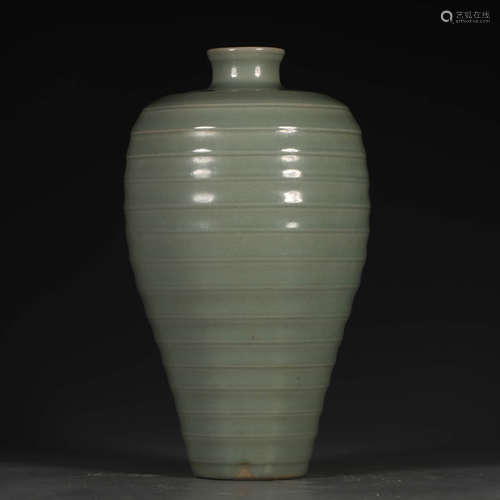 A Longquan Kiln Xuan Pattern Porcelain Plum Vase