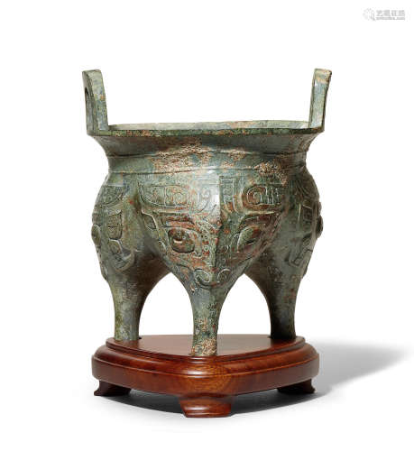 A rare archaic bronze ritual tripod food vessel, liding Late Shang Dynasty